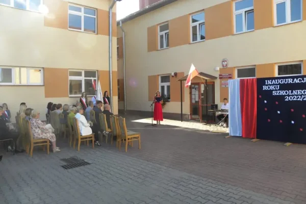Uczniowie z Iwanisk na wycieczce w Inkubatorze Przetwórstwa Warzywnego w Gierczycach