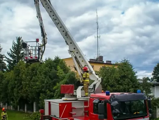 OSP Ożarów usuwa pęknięte konary drzew po burzy