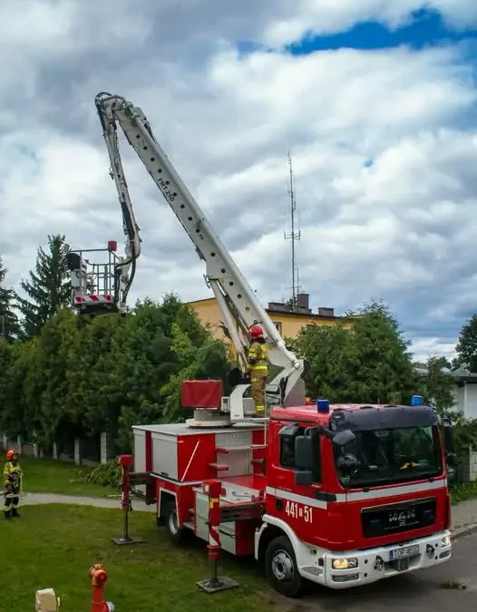 OSP Ożarów usuwa pęknięte konary drzew po burzy