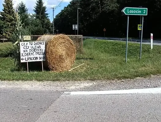 Kradzież słomianego chłopa na rowerze w Szymanówce – apel o zwrot