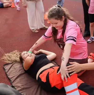 Piknik sąsiedzki w Ożarowie: uczniowie „Skłodowskiej” uczyli pierwszej pomocy