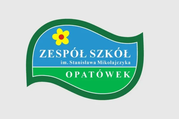 Uczniowie zasadzili truskawki w tunelu foliowym – nowoczesna edukacja ogrodnicza