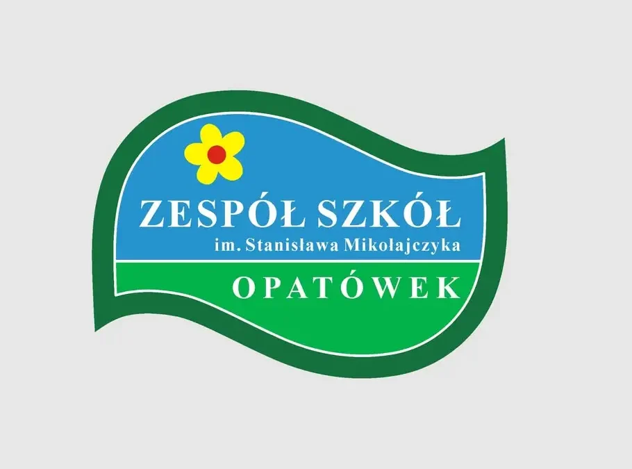 Uczniowie zasadzili truskawki w tunelu foliowym – nowoczesna edukacja ogrodnicza
