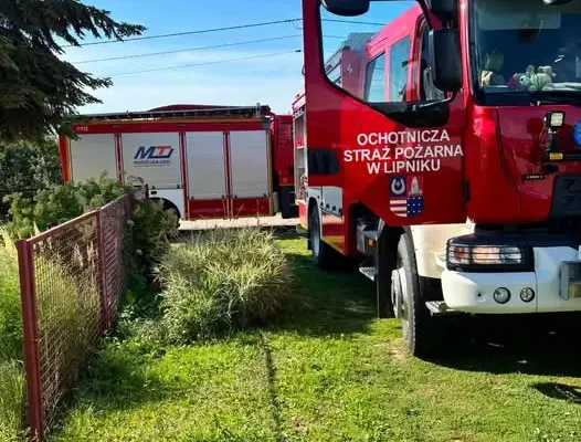 OSP Lipnik usuwa wodę z zalanej piwnicy w Kurowie