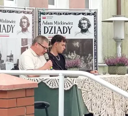 Narodowe Czytanie „Dziadów” w Ożarowie – uczniowie ZS w roli głównej