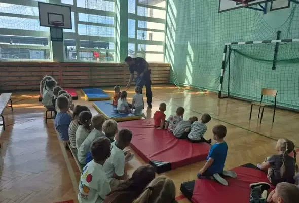 Policjant w przedszkolu – dzieci uczą się zasad bezpieczeństwa na drodze