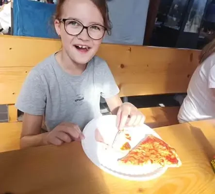 Pierwszaki z Ożarowa na pierwszej wspólnej wyprawie do pizzerii