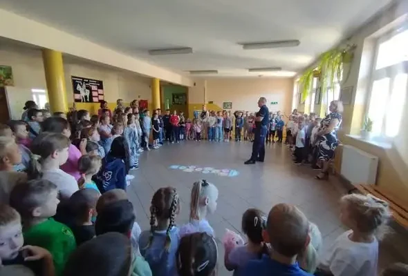 Policjant z Iwanisk uczył dzieci, jak bezpiecznie dotrzeć do szkoły