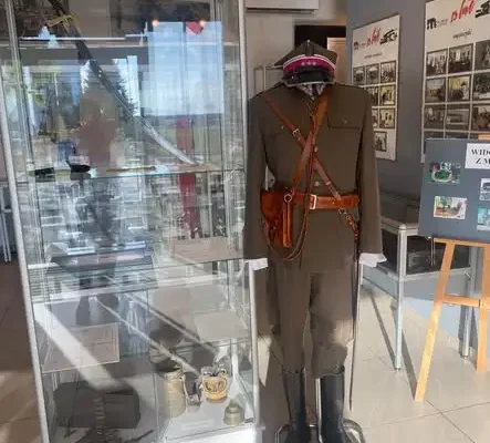 Uczniowie z Opatowa na żywej lekcji historii w Mokrej