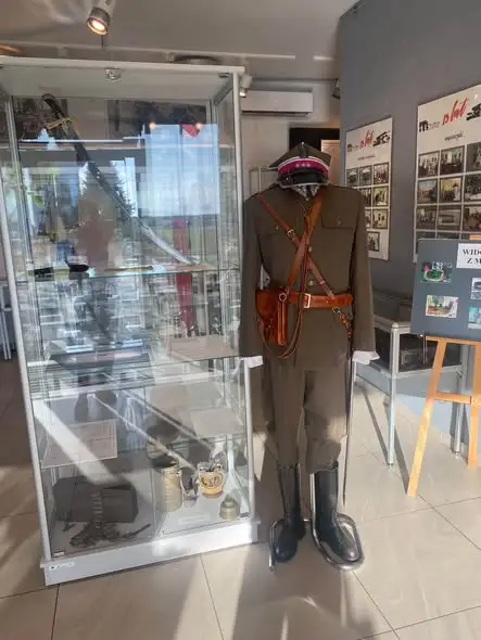 Uczniowie z Opatowa na żywej lekcji historii w Mokrej