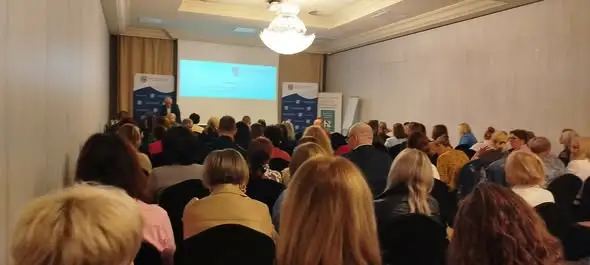 Pedagog z Opatowa na wojewódzkiej konferencji o uzależnieniach młodzieży