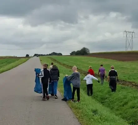 Uczniowie z Opatowa posprzątali gminę w ramach 33. Akcji Sprzątania Świata