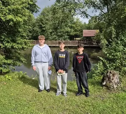 Lekcja biologii w terenie – klasa 8 odwiedziła Arboretum Leśne w Sycowie