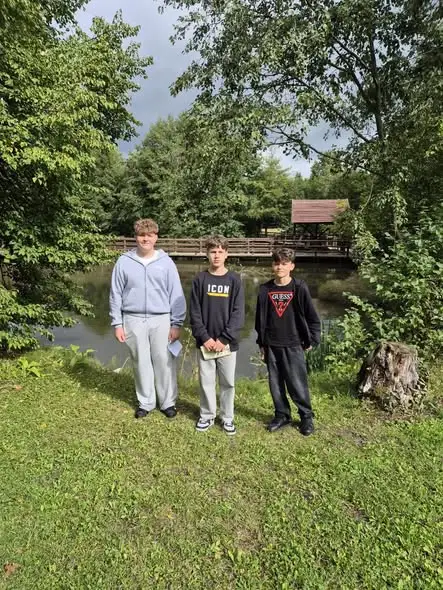 Lekcja biologii w terenie – klasa 8 odwiedziła Arboretum Leśne w Sycowie