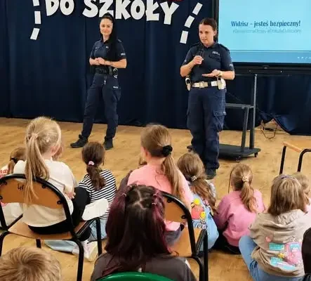 Policjantki uczą dzieci bezpiecznego poruszania się po drodze
