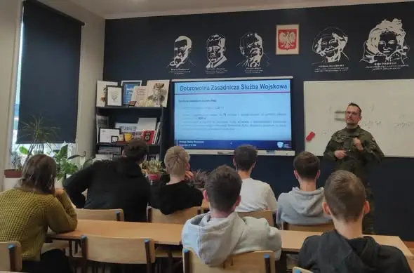 Uczniowie klasy mundurowej w Sandomierzu poznali ścieżki kariery w Wojsku Polskim