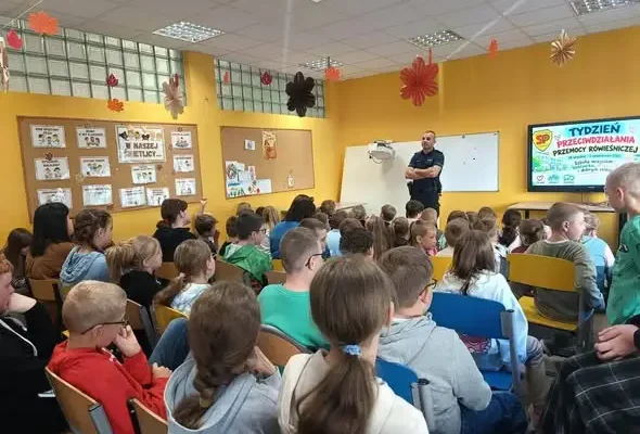 Uczniowie ze Szkoły Podstawowej w Ożarowie uczyli się, jak reagować na przemoc rówieśniczą