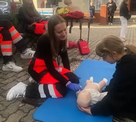 Szkolni ratownicy z Żarowa uczyli pierwszej pomocy na kiermaszu „Pożegnanie lata”