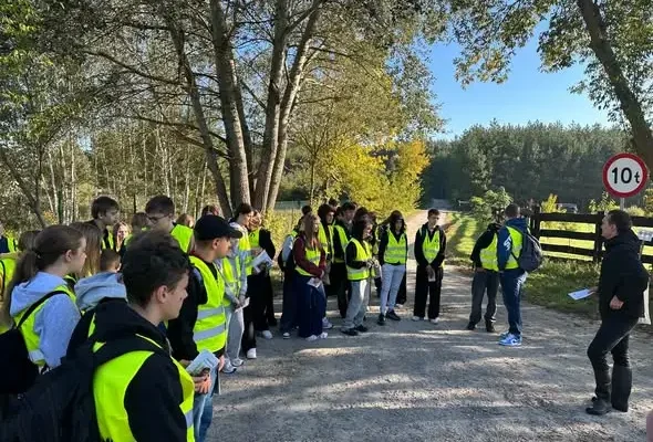 Ósmoklasiści z Ożarowa odkrywali neolityczne kopalnie krzemienia w Śródborzu