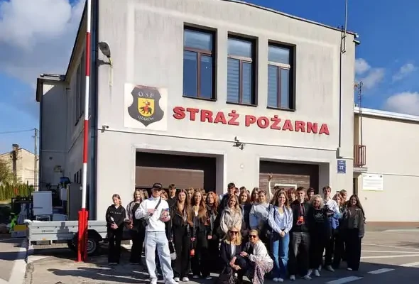 Licealiści z Ożarowa u strażaków: lekcja bezpieczeństwa i otrzęsiny