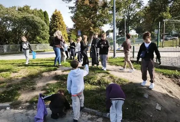 Opatowska Jedynka posprzątała okolicę. Woda wolna od śmieci!