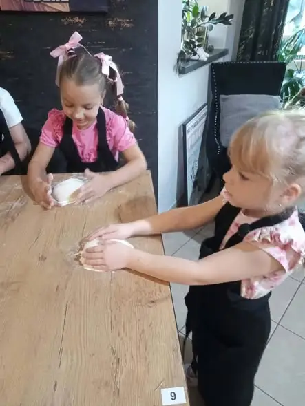 Dzień Chłopaka w klasie 0a: warsztaty pizzy i słodka niespodzianka