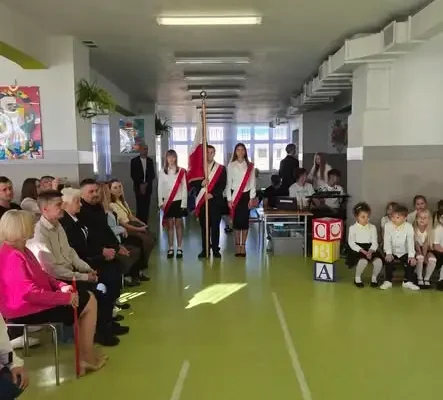 Pasowanie pierwszoklasistów w Ożarowie – wyjątkowa uroczystość szkolna