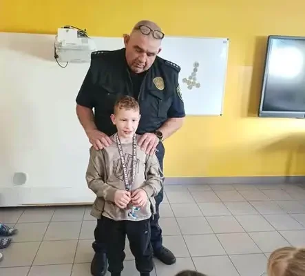 Uczniowie ze Szkoły Podstawowej w Zarowie spotkali się ze Strażą Miejską