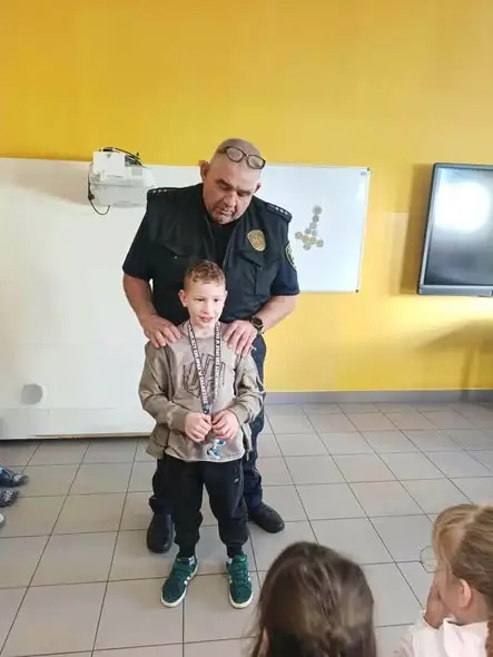 Uczniowie ze Szkoły Podstawowej w Zarowie spotkali się ze Strażą Miejską