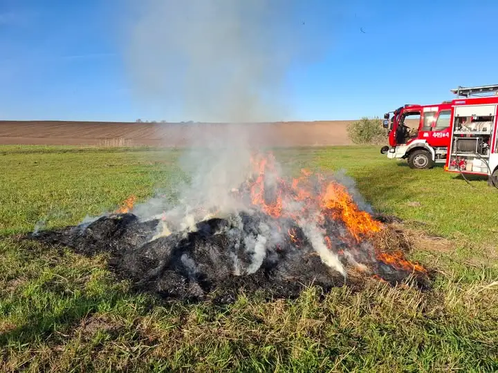 Pożar słomy w Śmiłowie — interweniowały cztery jednostki
