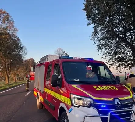 Dachowanie na DK74 w Kunicach — akcja służb ratunkowych