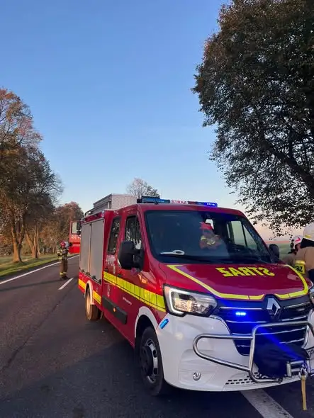 Dachowanie na DK74 w Kunicach — akcja służb ratunkowych