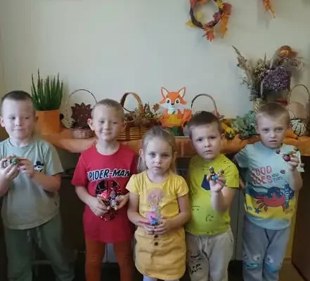 Jesienne odkrycia w przedszkolu: kasztany, liście i sensoryczne zabawy