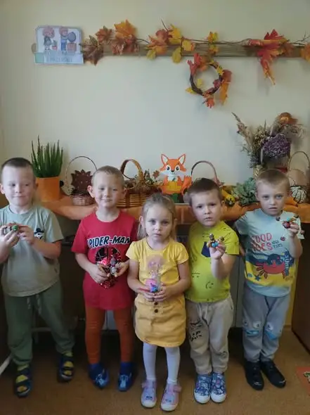 Jesienne odkrycia w przedszkolu: kasztany, liście i sensoryczne zabawy