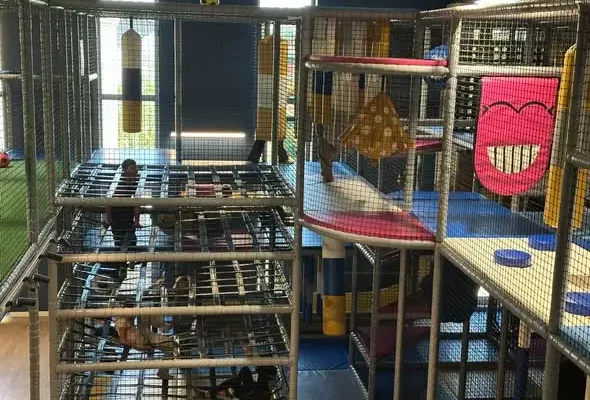 Dzień Chłopaka w klasach 4a i 4b – wycieczka do sali zabaw „Coolka” w Kłobucku