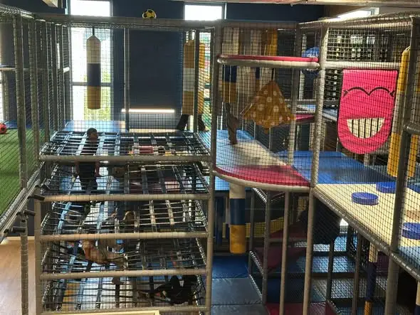 Dzień Chłopaka w klasach 4a i 4b – wycieczka do sali zabaw „Coolka” w Kłobucku