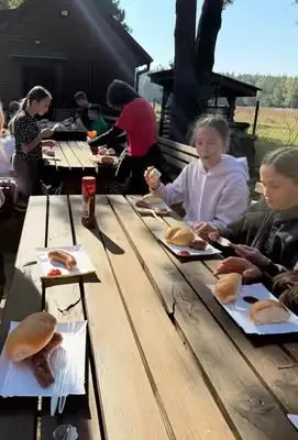 Uczniowie klasy VIa z Opatowa na rowerowej wyprawie do leśniczówki w Rybnie
