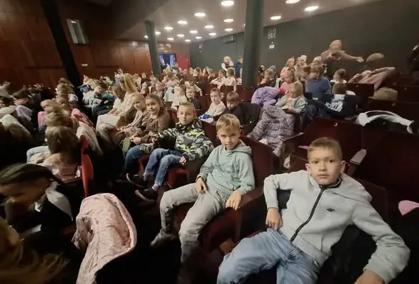 Uczniowie z Opatowa i Iwanowic Dużych na musicalu „Lampa Alladyna” w Częstochowie