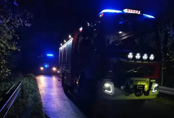 Nocna akcja strażaków z OSP Iwaniska – kolizja w Skolankowskiej Woli