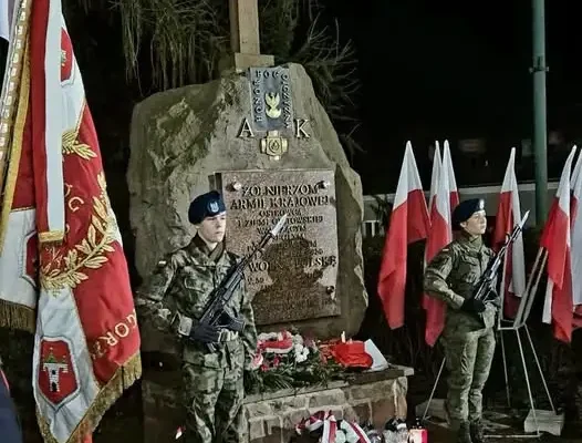 Uczennica z ZSO Zarów oddała hołd generałowi „Szaremu” w Ostrowcu Świętokrzyskim