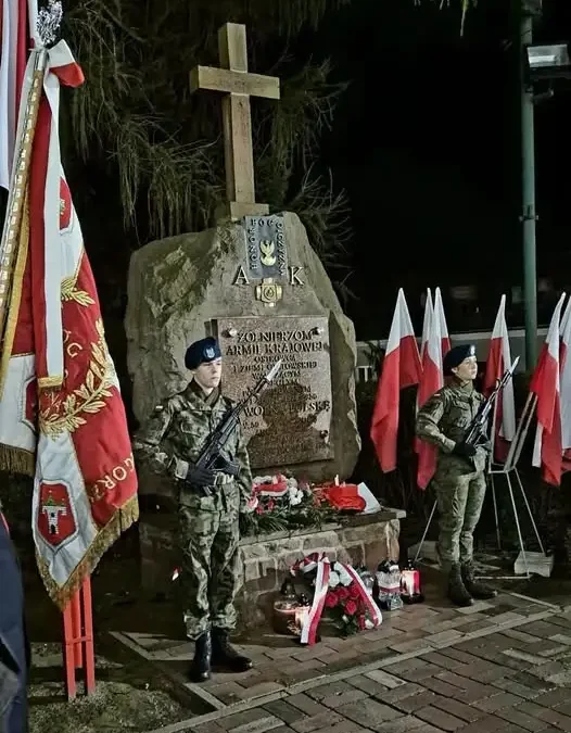 Uczennica z ZSO Zarów oddała hołd generałowi „Szaremu” w Ostrowcu Świętokrzyskim