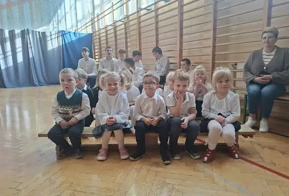 Dzień Edukacji Narodowej w Iwaniskach – uroczysta akademia w szkole