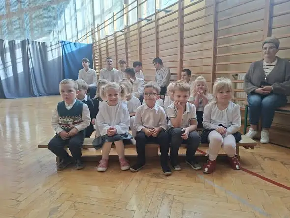 Dzień Edukacji Narodowej w Iwaniskach – uroczysta akademia w szkole