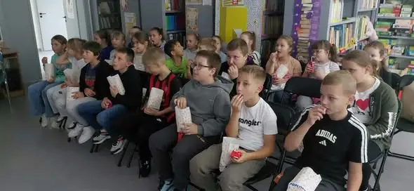 Noc Bibliotek w Ożarowie: klasa 3a obejrzała film „Mama Mu wraca do domu”