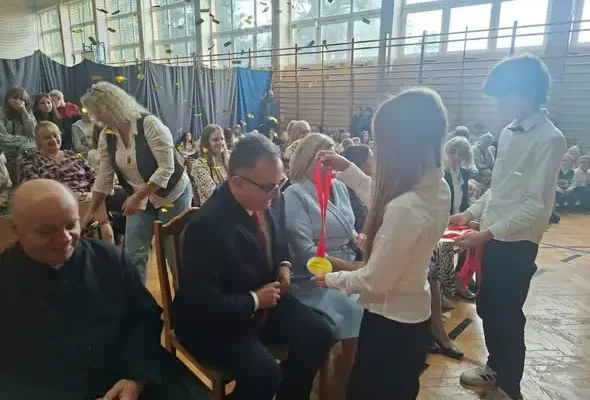 Iwaniska: Dzień Edukacji Narodowej z medalami dla nauczycieli i burmistrza