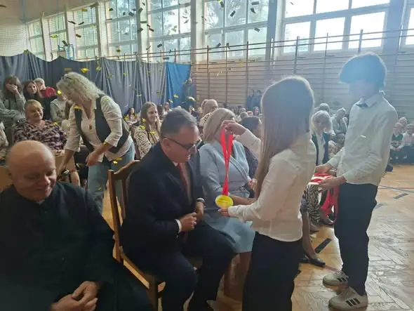 Iwaniska: Dzień Edukacji Narodowej z medalami dla nauczycieli i burmistrza