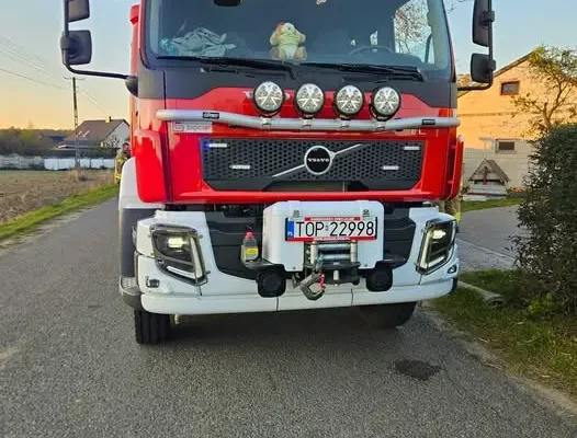 Pożar w Radwanie: akcja strażaków z OSP Iwaniska, Ujazd i Kamieniec