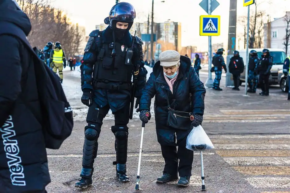 Opatów: Policjanci uratowali życie mężczyzny w kryzysie emocjonalnym