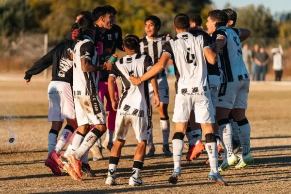 Młodzi piłkarze z U-14 wygrywają turniej regionalny „Z Orlika na Stadion”